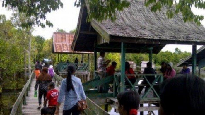 Sejumlah pengunjung memadati kawasan wisata Danau Tahai di Palangkaraya.