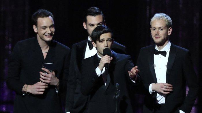 Band Inggris 'The 1975', Matthew Healy, Ross MacDonald, George Daniel dan Adam Hann berbicara setelah menerima penghargaan British Album of the Year mereka selama upacara BRIT Awards 2019 dan pertunjukan langsung di London pada 20 Februari 2019.