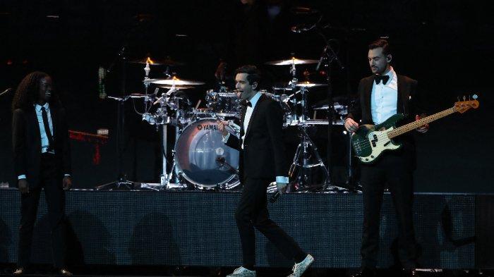 Band Inggris 'The 1975', Matthew Healy, Ross MacDonald, George Daniel dan Adam Hann tampil selama acara BRIT Awards 2019 dan pertunjukan langsung di London pada 20 Februari 2019.