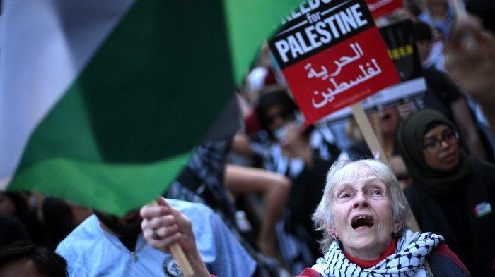 Orang-orang mengambil bagian dalam demonstrasi 'Stand with Palestine', dekat Kedutaan Besar Israel, di London barat pada 9 Oktober 2023.