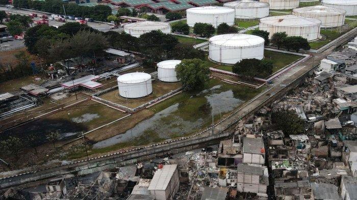 Foto udara menampilkan suasana pascakebakaran Depo Pertamina Plumpang yang menyambar kawasan permukiman padat di sekitarnya, di Kelurahan Rawa Badak Selatan, Kecamatan Koja, Jakarta Utara, Sabtu (4/3/2023). Peristiwa kebakaran yang terjadi pada Jumat (3/3/2023) malam tersebut menyebabkan belasan orang meninggal dunia dan puluhan orang lainnya mengalami luka bakar berat.