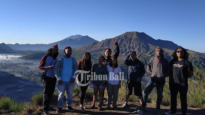 Menikmati akhir pekan dengan camping di Bukit Pinggan, sisi Barat Gunung Batur, Jalan Desa Pinggan, Kecamatan Kintamani, Kabupaten Bangli, Bali, Minggu (7/6/2019). Asyiknya Camping di Bukit Pinggan Kintamani, Menikmati Sunrise & Pemandangan Gunung Batur Pagi Hari.