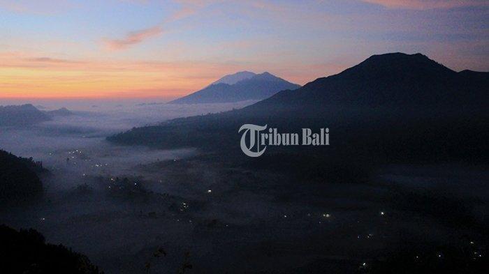 Suasana matahari terbit dari dataran tinggi Desa Pinggan Kintamani, Bangli, Bali.