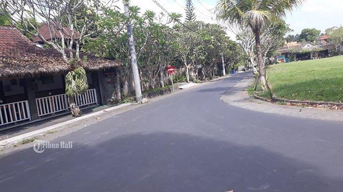 Jalanan Banjar Nyuh Kuning, Desa Mas, Ubud sepi pasca penetapan isolasi wilayah berskala banjar, Selasa (5/5/2020).