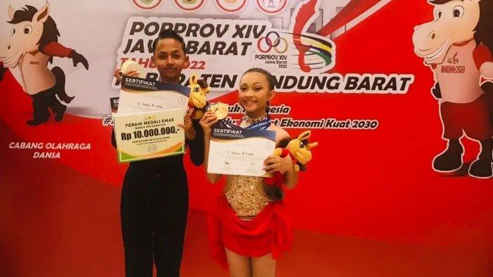 Devina Anindita (kanan) bersama Keysha Aditia memegang medali emas Porprov Jawa Barat 2022 cabang olahraga Dance Sport.