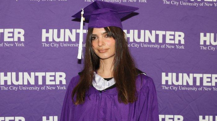 NEW YORK, NEW YORK - JANUARY 19: Emily Ratajkowski berpose sebelum menyampaikan pidato pembukaan musim dingin untuk Hunter College di Hunter College pada 19 Januari 2023 di New York City. Dia Dipasupil/Getty Images/AFP