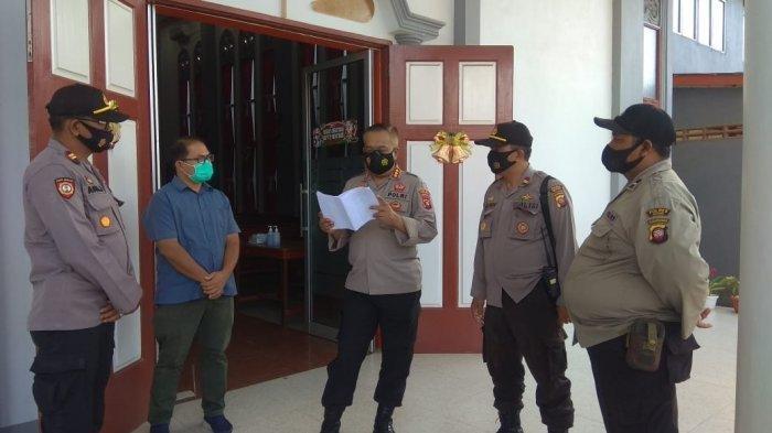 Dir Binmas Polda Kalbar, Kombes Pol Andi Harsito mengunjungi gereja Methodist Indonesia (GMI) di Desa Sungai Ringin, Kecamatan Sekadau Hilir, Kamis 24 Desember 2020.