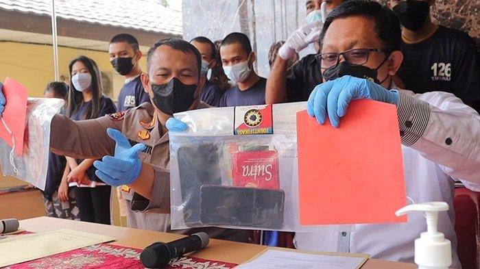 Direktur Kriminal Umum Polda Kalbar Kombes Aman Guntoro (baju putih) didampingi Kabid Humas Polda Kalbar Kombes Dirmanto saat konferensi pers di Polda Kalbar terkait dugaan kasus Prostitusi Online di Polda Kalbar, Jalan Ahmad Yani, Pontianak, Kalimantan Barat, Kamis 13 Januari 2022.