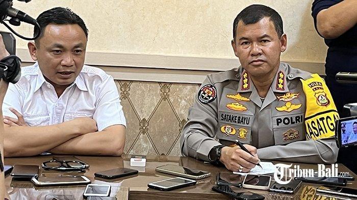 Dirreskrimum Polda Bali, Kombes Pol Surawan (kiri) dan Kabid Humas Polda Bali, Kombes Pol Stefanus Satake Bayu Setianto (kanan) dalam sebuah acara.