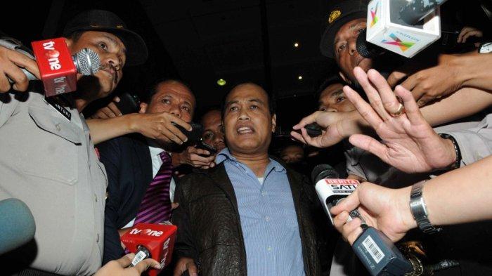 Irjen Pol Djoko Susilo (tengah) dicegat para wartawan di kantor Komisi Pemberantasan Korupsi (KPK) di Jakarta pada 3 Desember 2012.