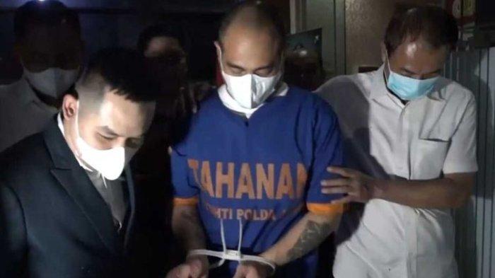 Ferry Irawan tersangka KDRT mengenakan pakaian tahanan.