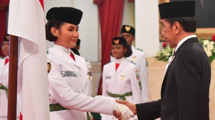 Anggota Paskibraka Nasional 2023 asal Kalimantan tengah, Kachina Ozora sedang bersalaman dengan Presiden Joko Widodo dalam upaca pengukuhan di Istana Negara, jakarta, pada Selasa (15/8/2023).