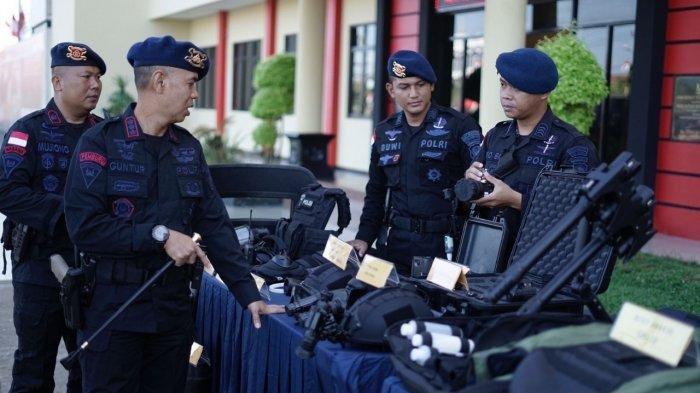 Dansatbrimob Polda Kalbar Kombes Pol. Muhammad Guntur , S.I.K., M.H. mengecek satu persatu almatsus dan kendaraan dinas yang dimiliki Satbrimob Polda Kalbar, Rabu 18 Mei 2022