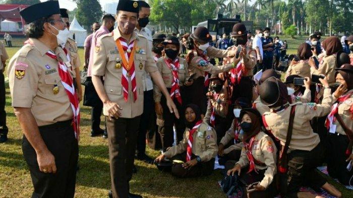 Presiden Joko Widodo bersama para pramuka penggalang di acara Jambore Nasional (Jamnas) XI Tahun 2022 di Bumi Perkemahan Cibubur, Jakarta Timur, Jumat (19/8/2022).