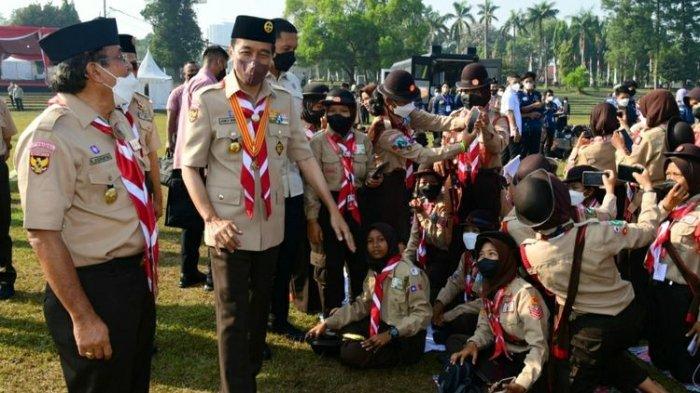 Presiden Joko Widodo bersama para pramuka penggalang di acara Jambore Nasional (Jamnas) XI Tahun 2022 di Bumi Perkemahan Cibubur, Jakarta Timur, Jumat (19/8/2022).