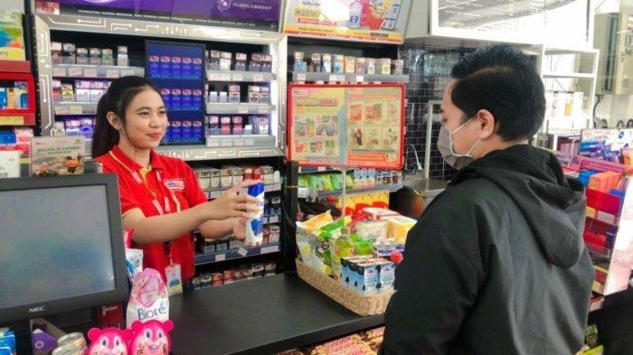 Kasir Alfamart tengah melayani pembeli. Cek Promo Alfamart Kamis 4 Mei 2023, sabun cuci, pembersih piring dan pampares diskon