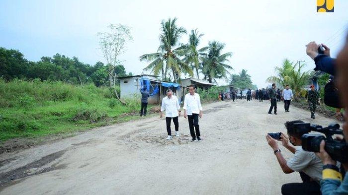 Presiden Joko Widodo didampingi Menteri PUPR Basuki Hadimuljono mengecek langsung jalan yang rusak di Provinsi Lampung, Jumat (5/5/2023).