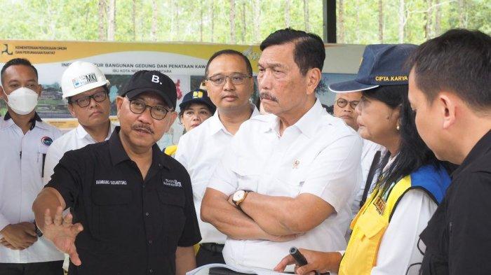 Menko Bidang Kemaritiman dan Investasi Luhut Binsar Pandjaitan didampingi Kepala Otorita IKN Bambang Susantono saat meninjau IKN, di Kalimantan Timur, Rabu (17/5/2023).