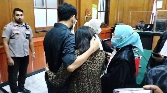 Dua tersangka pemeran video syur wanita kebaya merah menangis saat mendengar vonis dua tahun penjara.
