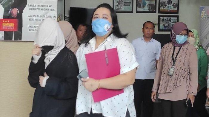 Agnes Gracia alias AG (15) saat keluar dari Kejaksaan Negeri Jakarta Selatan usai berkasnya diverifikasi, Selasa (21/3/2023).