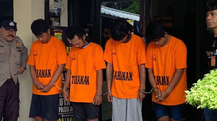 Empat tersangka kasus perampokan berencana di minimarket Alfamart di Jalan Kampung Rawa Roko, RT 003 RW 005, Kecamatan Rawalumbu, Kota Bekasi. Polisi berhasil menangkap keempat pelaku yang dihadirkan dalam konferensi pers di Polsek Bekasi Timur, Sabtu (5/8/2023).