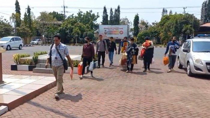 Enam pengunjung pemicu kebakaran di kawasan Gunung Bromo tiba di Mapolres Probolinggo, Kamis (7/9/2023).