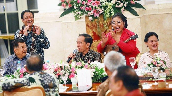 Endah Laras di istana negara dalam acara perpisahan Presiden Joko Widodo dan Wapres Jusuf Kalla (JK) bersama para menteri kabinet kerja.