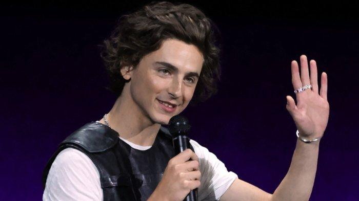 LAS VEGAS, NEVADA - APRIL 25: Timothée Chalamet berbicara di atas panggung saat ia mempromosikan film 