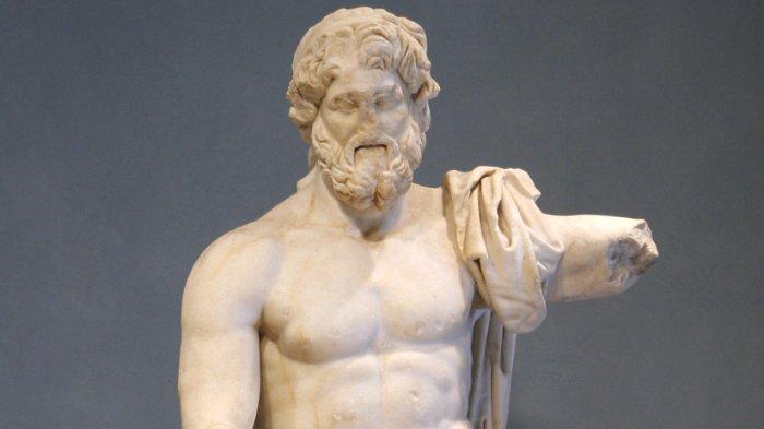 Pengunjung melihat patung marmer Zeus, Romawi buatan Italia, 100 M, di Museum Getty Villa di Malibu, California, 12 Oktober 2006. Getty Villa memamerkan koleksi barang antik klasik seni Yunani, Romawi, dan Etruria. Vila ini meniru model rumah pedesaan Romawi yang terkubur oleh letusan Gunung Vesuvius pada tahun 79 Masehi.