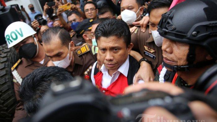 Ferdy Sambo dibawa petugas keluar Gedung Jampidum Kejaksaan Agung RI, Jakarta Selatan, Rabu (5/10/2022).