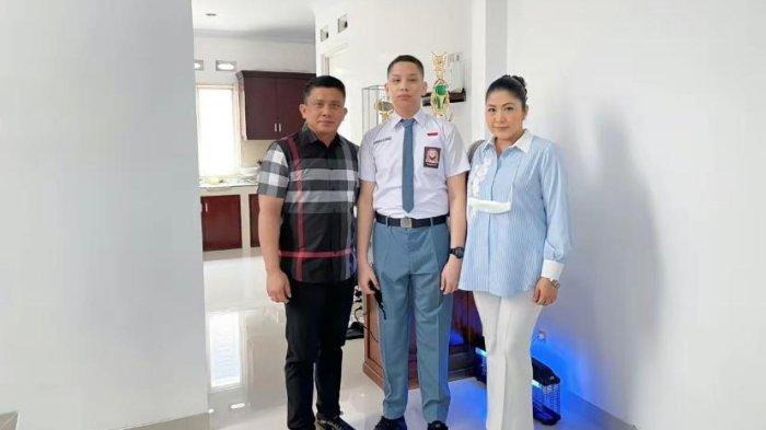 Ferdy Sambo dan Putri Candrawathi bersama dengan anaknya, Tribrata Putra