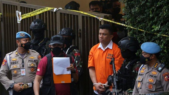 Ferdy Sambo menjalani adegan rekonstruksi pembunuhan Brigadir J di rumah dinas mantan Kadiv Propam Polri, Irjen Pol Ferdy Sambo di kawasan Duren Tiga, Jakarta Selatan, Selasa (30/8/2022).