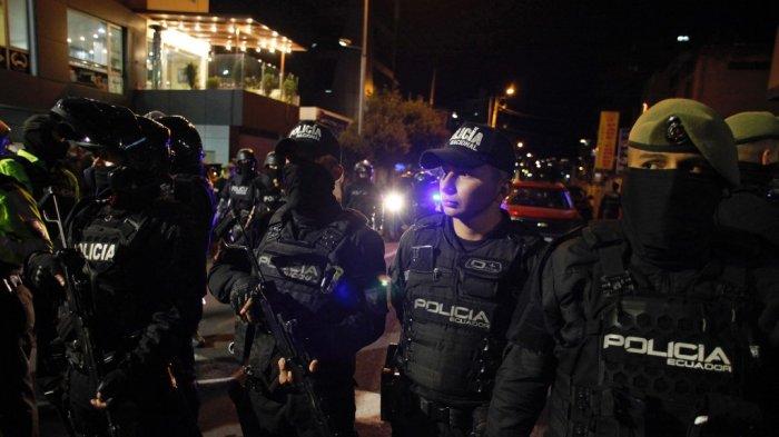 Polisi berjaga di luar rumah sakit tempat calon presiden Fernando Villavicencio dibawa setelah ditembak pada rapat umum di Quito, pada 9 Agustus 2023. Calon presiden Ekuador Fernando Villavicencio ditembak mati setelah mengadakan rapat umum di Quito pada Rabu malam, media setempat melaporkan, mengutip Menteri Dalam Negeri Juan Zapata. Tuan Villavicencio, seorang jurnalis berusia 59 tahun, adalah salah satu dari delapan kandidat dalam pemilihan presiden 20 Agustus.