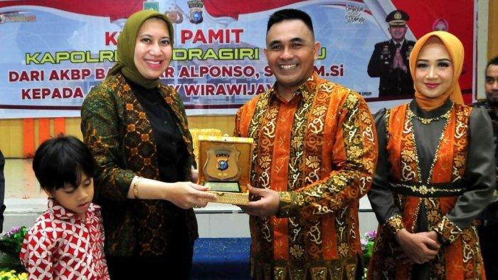 Foto AKBP Dody Wirawijaya bersama Bupati Indragiri Hulu, Rezita Meylani