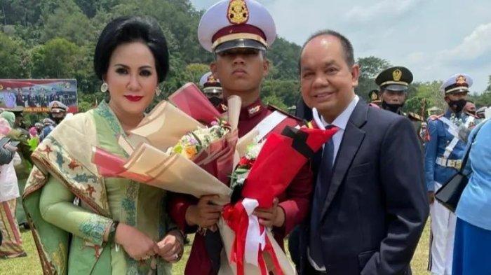 Foto Ben Brahim S. Bahat bersama istrinya, Agy Egahni, dan putranya.