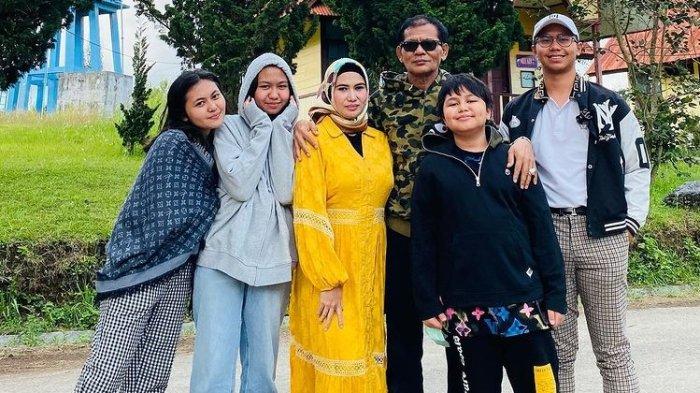 Foto Brigjen Khasril Arifin bersama istri dan anak-anaknya