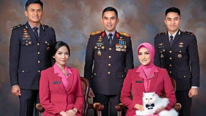 Foto Brigjen Singgamata bersama keluarga tercintanya.