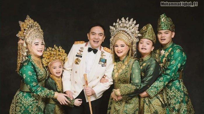 Foto Irjen Mohammad Iqbal bersama dengan istri dan keluarga tercinta.