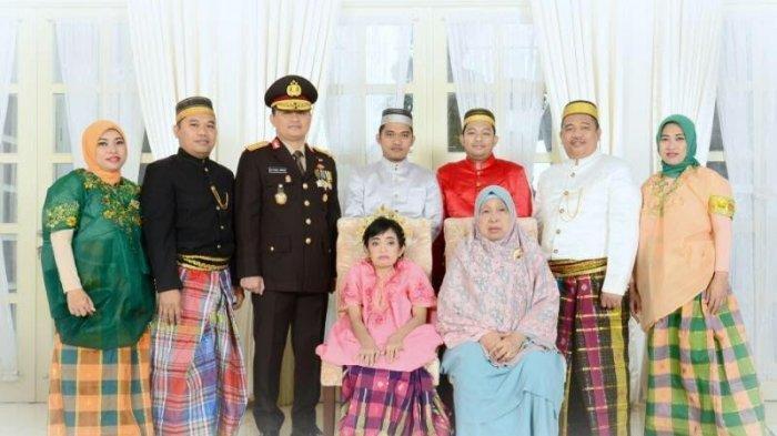 Foto Keluarga Komjen Pol Muhammad Fadil Imran bersama ketujuh saudaranya serta ibu kandungnya.