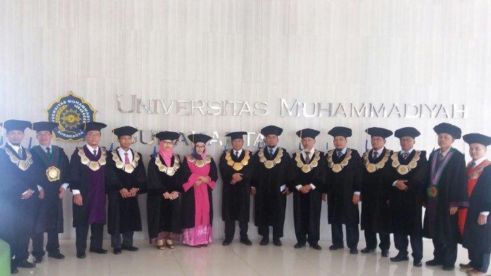 Foto bersama di Gedung Siti Walidah UMS dalam Persiapan Kegiatan Wisuda Periode I. 16 September 2018.