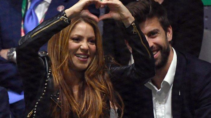 Penyanyi Kolombia Shakira menandatangani tanda hati di samping bek Spanyol suaminya Barcelona dan presiden Kosmos Gerard Pique ketika mereka menonton Rafael Nadal dari Spanyol melawan Denis Shapovalov dari Kanada selama pertandingan tenis tunggal terakhir antara Kanada dan Spanyol di Final Piala Davis Madrid 2019 di Madrid pada 24 November, 2019.