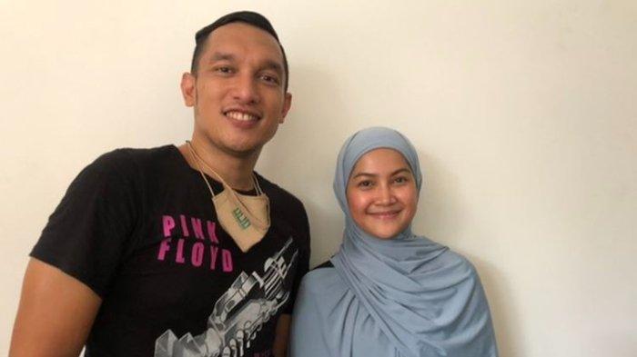 Giovanni Tobing dan Dewi Ariani di kawasan Tanah Kusir, Jakarta Selatan, Selasa (18/1/2022).