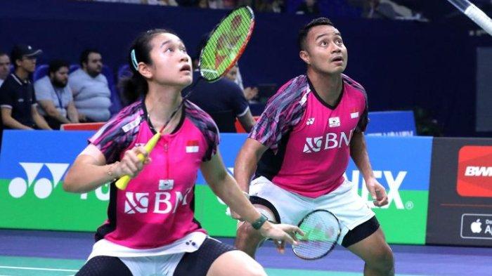 Ganda campuran Indonesia Rehan Naufal Kusharjanto/Lisa Ayu Kusumawati saat melawan Thom Gicquel/Delphine Delrue (Perancis) di perempat final French Open 2022 di Stade Pierre de Coubertin, Jumat (28/10/2022).