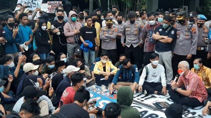 Gubernur Jawa Tengah Ganjar Pranowo saat dialog bersama massa aksi demo Wadas di halaman kantornya, Selasa (22/3/2022)