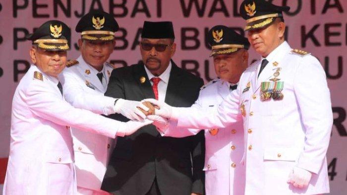 Gubernur Maluku, Murad Ismail melantik dan mengambil sumpah penjabat bupati Seram Bagian Barat, Kepulauan Tanimbar, Kabupaten Buru dan penjabat Wali Kota Ambon di Tribun Lapangan Merdeka, Ambon, Selasa (24/5/2022).