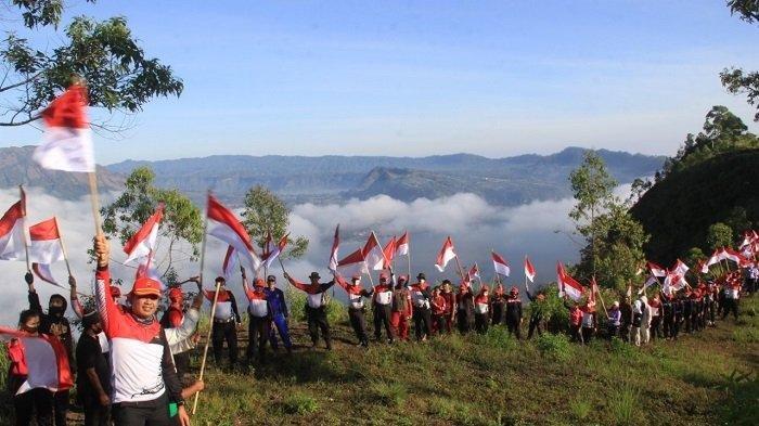 Kapolres Bangli, AKBP Agung ketika memimpin pengibaran 75 bendera di Puncak Gunung Abang, Kintamani. Sabtu (8/8/2020).