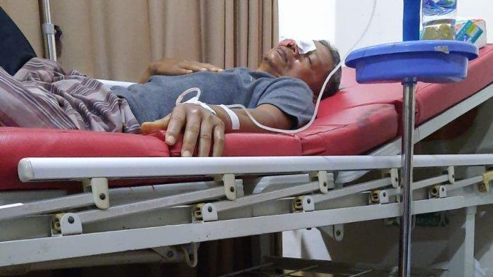 Kondisi Zaharman (58), guru SMA di Rejang Lebong korban penganiayaan wali murid usai menjalani operasi. Mata kanannya terpaksa diangkat karena mengalami luka berat akibat diketapel wali murid.