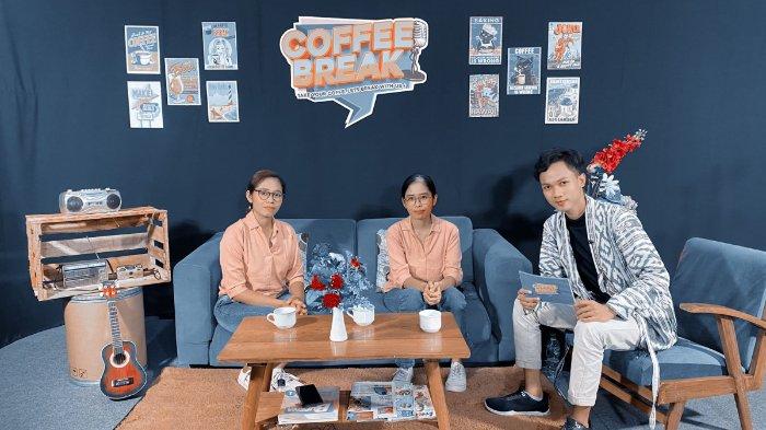 Hakim Bicara (kanan) saat menjadi host di program televisi Politeknik Indonusa Surakarta dengan bintang tamu dua dalang wanita muda Indonesia.