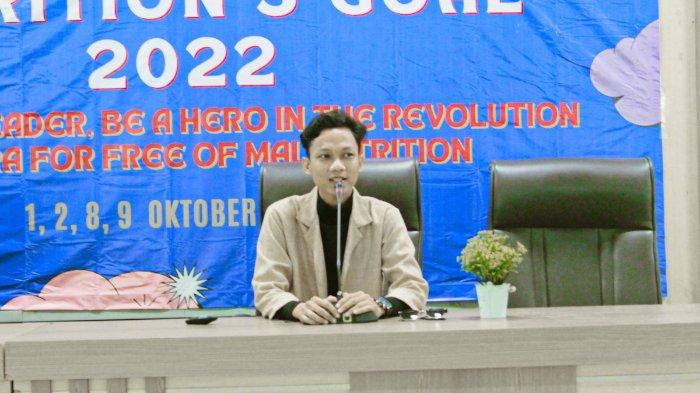 Hakim Bicara sedang menjelaskan tentang trik dan tips public speaking dalam acara seminar yang diadakan oleh HMP Ilmu Gizi UMS Solo.