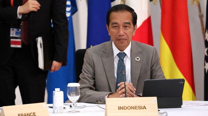 Presiden Indonesia Joko Widodo mengikuti pertemuan 